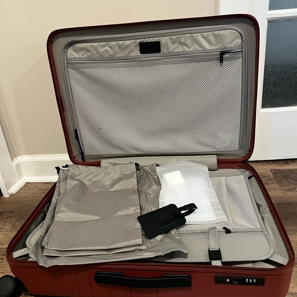 Monos Check-In Medium - Picture 7 of 7